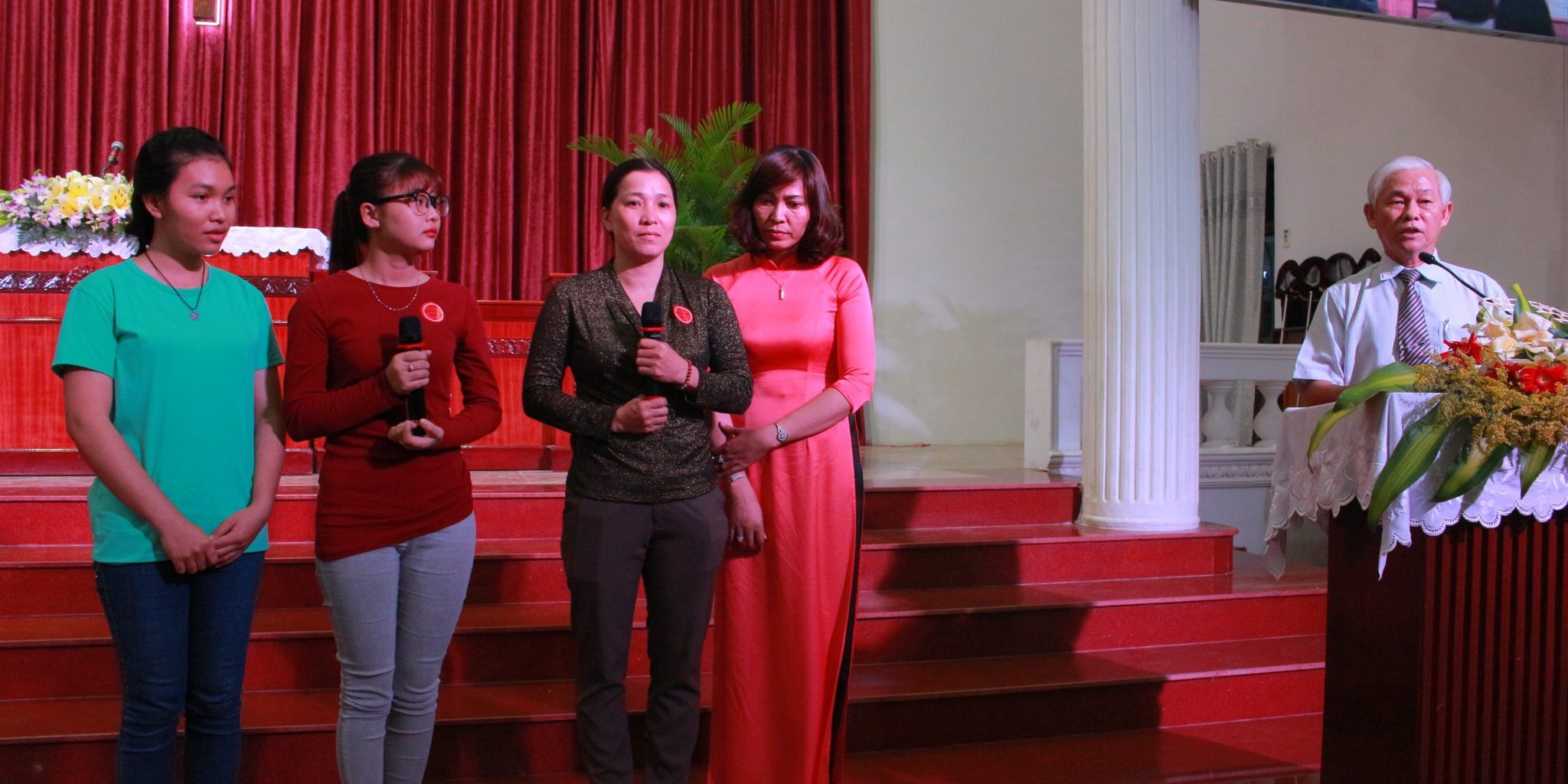 Hai thân hữu cầu nguyện tiếp nhận Chúa.